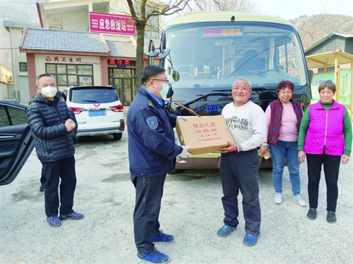 330路驾驶员马同林为拔槊泉村村民运送快递,打通快递进村“最后一公里”